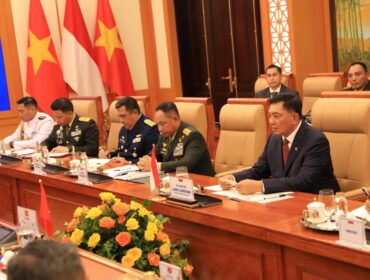 Panglima TNI  Jenderal TNI Agus Subiyanto bersama Menteri Pertahanan RI Sjafrie Sjamsoeddin saat melakukan Courtesy Call dengan Menteri Pertahanan Vietnam, H.E. General Phan Van Giang, di Hanoi. (Foto : Puspen TNI)