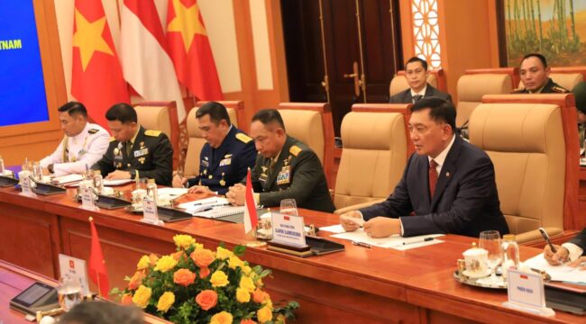 Panglima TNI  Jenderal TNI Agus Subiyanto bersama Menteri Pertahanan RI Sjafrie Sjamsoeddin saat melakukan Courtesy Call dengan Menteri Pertahanan Vietnam, H.E. General Phan Van Giang, di Hanoi. (Foto : Puspen TNI)