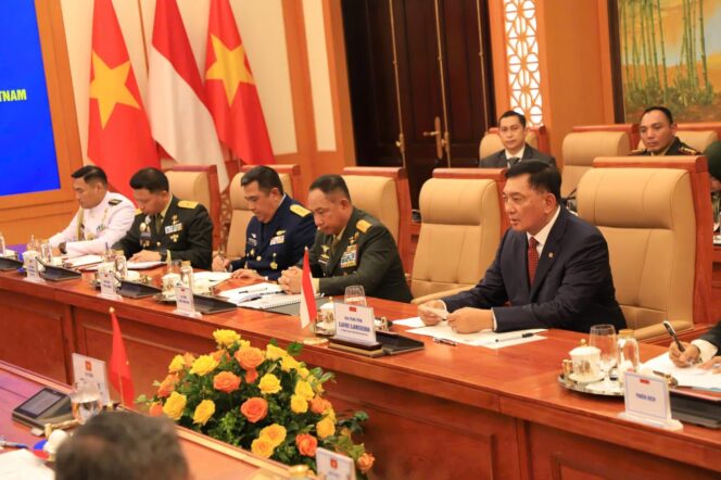 
Panglima TNI  Jenderal TNI Agus Subiyanto bersama Menteri Pertahanan RI Sjafrie Sjamsoeddin saat melakukan Courtesy Call dengan Menteri Pertahanan Vietnam, H.E. General Phan Van Giang, di Hanoi. (Foto : Puspen TNI)