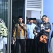 Panglima TNI Jenderal TNI Agus Subiyanto saat melayat ke rumah duka almarhum Marsekal Pertama (Marsma) TNI Fajar Adriyanto. (Foto : Puspen TNI)