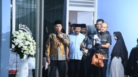 Panglima TNI Jenderal TNI Agus Subiyanto saat melayat ke rumah duka almarhum Marsekal Pertama (Marsma) TNI Fajar Adriyanto. (Foto : Puspen TNI)
