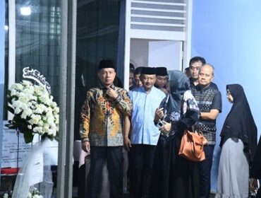 Panglima TNI Jenderal TNI Agus Subiyanto saat melayat ke rumah duka almarhum Marsekal Pertama (Marsma) TNI Fajar Adriyanto. (Foto : Puspen TNI)