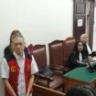 Terdakwa Fariz RM saat hadir dalam persidangan pembacaan tuntutan (Foto: Gunawan)