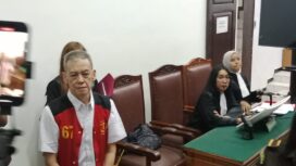 Terdakwa Fariz RM saat hadir dalam persidangan pembacaan tuntutan (Foto: Gunawan)