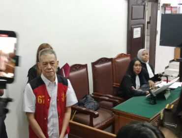 Terdakwa Fariz RM saat hadir dalam persidangan pembacaan tuntutan (Foto: Gunawan)