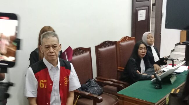 Terdakwa Fariz RM saat hadir dalam persidangan pembacaan tuntutan (Foto: Gunawan)