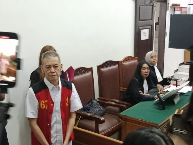 
Terdakwa Fariz RM saat hadir dalam persidangan pembacaan tuntutan (Foto: Gunawan)