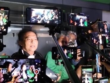Kuasa Hukum Fariz RM Deolipa Yumara saat meberikan keterangan kepada awakj media usai sidang lanjutan pembancaan tuntutan . (Foto : Sirhan/JJejaknarai,id)