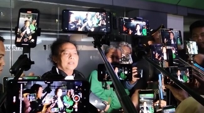 Kuasa Hukum Fariz RM Deolipa Yumara saat meberikan keterangan kepada awakj media usai sidang lanjutan pembancaan tuntutan . (Foto : Sirhan/JJejaknarai,id)