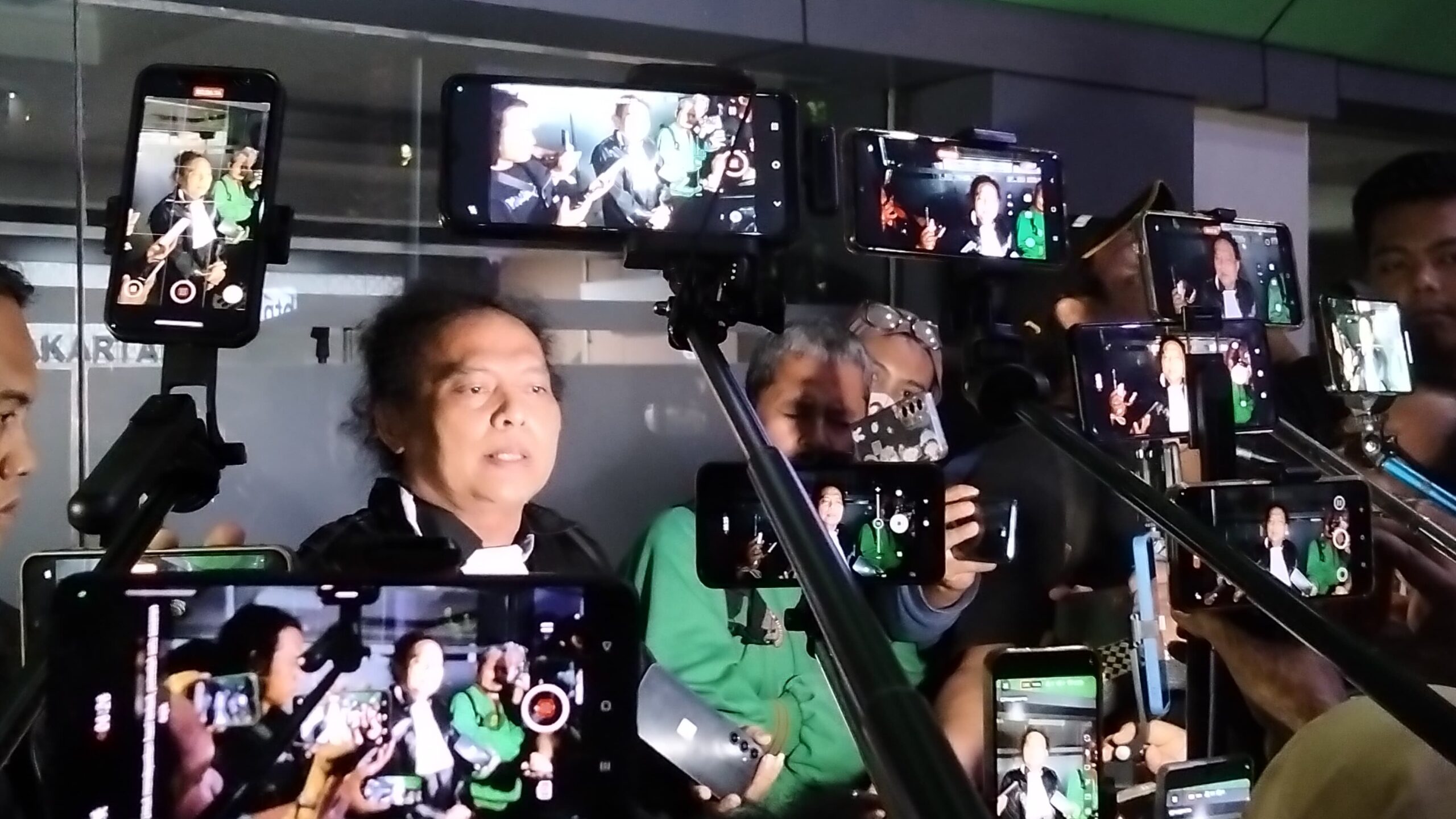 Kuasa Hukum Fariz RM Deolipa Yumara saat meberikan keterangan kepada awakj media usai sidang lanjutan pembancaan tuntutan . (Foto : Sirhan/JJejaknarai,id)