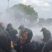 Sejumlah Pengunjuk Rasa saat di halau dengan Water Canon . (foto : HJaikal )