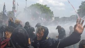Sejumlah Pengunjuk Rasa saat di halau dengan Water Canon . (foto : HJaikal )