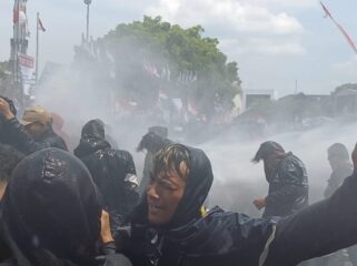Sejumlah Pengunjuk Rasa saat di halau dengan Water Canon . (foto : HJaikal )