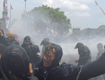 Sejumlah Pengunjuk Rasa saat di halau dengan Water Canon . (foto : HJaikal )