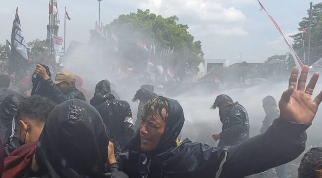 Sejumlah Pengunjuk Rasa saat di halau dengan Water Canon . (foto : HJaikal )