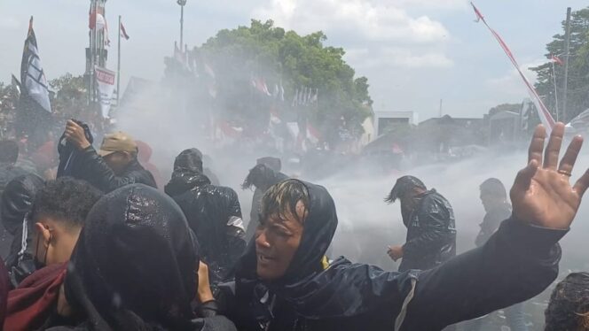 
Sejumlah Pengunjuk Rasa saat di halau dengan Water Canon . (foto : HJaikal )