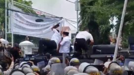 Bupati Pati Sudewo saat menemui para pendemo yang akhiirnya mendapat lemparan sandal dan air kermasan . (Foto: Haikal)