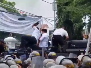 Bupati Pati Sudewo saat menemui para pendemo yang akhiirnya mendapat lemparan sandal dan air kermasan . (Foto: Haikal)