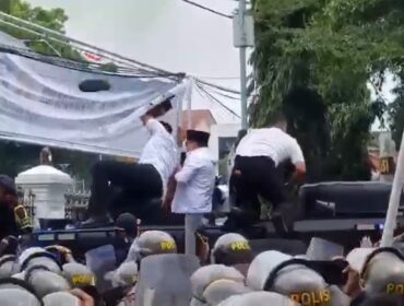 Bupati Pati Sudewo saat menemui para pendemo yang akhiirnya mendapat lemparan sandal dan air kermasan . (Foto: Haikal)