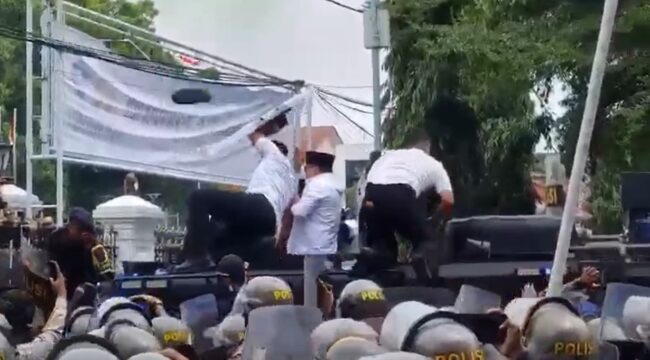 Bupati Pati Sudewo saat menemui para pendemo yang akhiirnya mendapat lemparan sandal dan air kermasan . (Foto: Haikal)