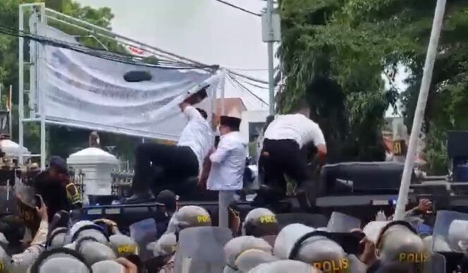 
Bupati Pati Sudewo saat menemui para pendemo yang akhiirnya mendapat lemparan sandal dan air kermasan . (Foto: Haikal)