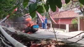 Satu Unit Mobil Patroli Polisi yang di bakar massa. (Foto: Haikal)