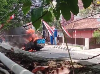 Satu Unit Mobil Patroli Polisi yang di bakar massa. (Foto: Haikal)