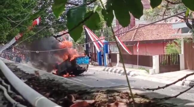 Satu Unit Mobil Patroli Polisi yang di bakar massa. (Foto: Haikal)