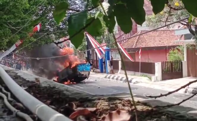 
Satu Unit Mobil Patroli Polisi yang di bakar massa. (Foto: Haikal)