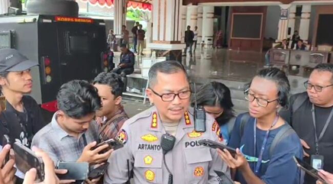 Kabidhumas Polda Jawa Tengah, Kombes Pol Artanto. saat memberikan keterangan kerpada awak media (Foto : Haikal)
