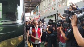 Fariz RM saat tiba di pengadilan Jakarta Selatan (Foto : Sirhan/Jejaknarasi.id)