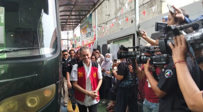 Fariz RM saat tiba di pengadilan Jakarta Selatan (Foto : Sirhan/Jejaknarasi.id)