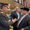  Anggota DPR RI dari Daerah Pemilihan Kalimantan Selatan, Habib Aboe Bakar Alhabsyi saat menyalami Kapolri Listyo Sigit Prabowo sebelum acara Sidang Tahunan MPR RI. (Foto; Ist)