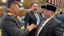  Anggota DPR RI dari Daerah Pemilihan Kalimantan Selatan, Habib Aboe Bakar Alhabsyi saat menyalami Kapolri Listyo Sigit Prabowo sebelum acara Sidang Tahunan MPR RI. (Foto; Ist)