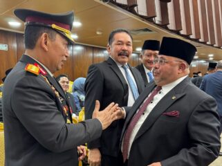 Anggota DPR RI dari Daerah Pemilihan Kalimantan Selatan, Habib Aboe Bakar Alhabsyi saat menyalami Kapolri Listyo Sigit Prabowo sebelum acara Sidang Tahunan MPR RI. (Foto; Ist)