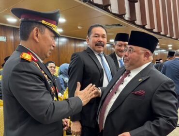  Anggota DPR RI dari Daerah Pemilihan Kalimantan Selatan, Habib Aboe Bakar Alhabsyi saat menyalami Kapolri Listyo Sigit Prabowo sebelum acara Sidang Tahunan MPR RI. (Foto; Ist)