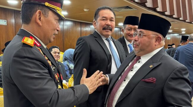  Anggota DPR RI dari Daerah Pemilihan Kalimantan Selatan, Habib Aboe Bakar Alhabsyi saat menyalami Kapolri Listyo Sigit Prabowo sebelum acara Sidang Tahunan MPR RI. (Foto; Ist)