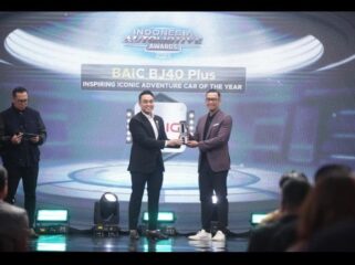 Chief Operating Officer BAIC Indonesia  Dhani Yahya bersama Aiman Wocaksono saat menerima Penghargaan “Inspiring Iconic Adventure Car of The Year.”. (Foto : Ist)
