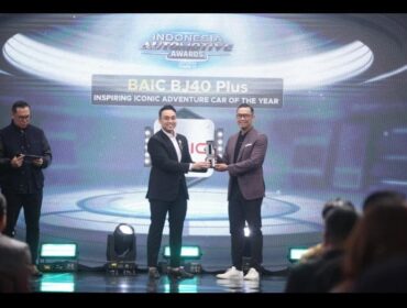 Chief Operating Officer BAIC Indonesia  Dhani Yahya bersama Aiman Wocaksono saat menerima Penghargaan “Inspiring Iconic Adventure Car of The Year.”. (Foto : Ist)
