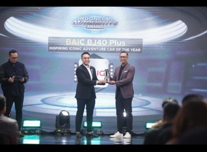 
Chief Operating Officer BAIC Indonesia  Dhani Yahya bersama Aiman Wocaksono saat menerima Penghargaan “Inspiring Iconic Adventure Car of The Year.”. (Foto : Ist)
