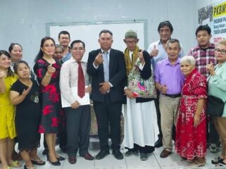 Pimpinan GPdI Imanuel  Pesakih Pdt Decky Lavian (Berdasi) saat berfoto bersama usai menerima surat keputusan dari  Majelis daerah GPdI DKI Jakarta. (Foto : Ist)