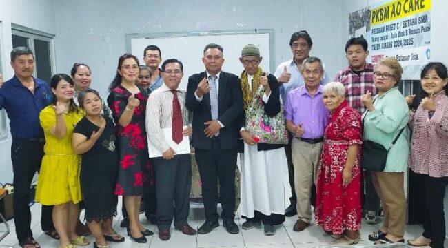 Pimpinan GPdI Imanuel  Pesakih Pdt Decky Lavian (Berdasi) saat berfoto bersama usai menerima surat keputusan dari  Majelis daerah GPdI DKI Jakarta. (Foto : Ist)