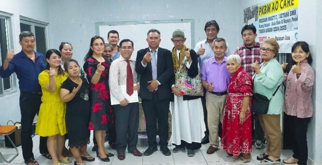 
Pimpinan GPdI Imanuel  Pesakih Pdt Decky Lavian (Berdasi) saat berfoto bersama usai menerima surat keputusan dari  Majelis daerah GPdI DKI Jakarta. (Foto : Ist)