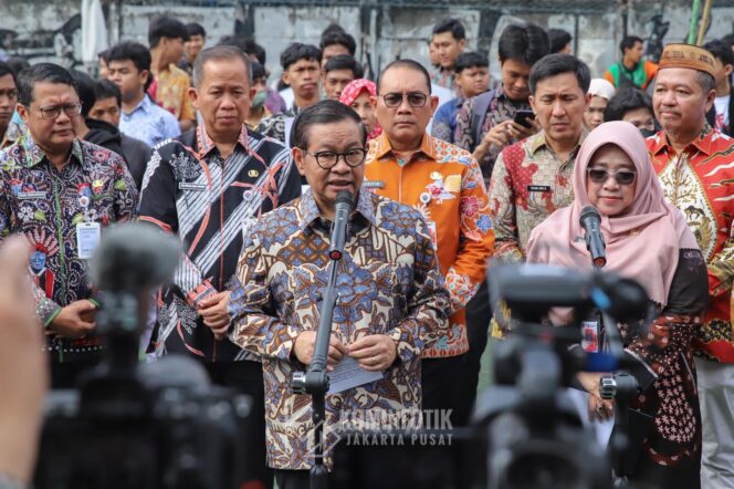 
Wali Kota Arifin (Batik Orange) saat mendampingi Gubernur DKI Jakarta Pramono Anung saat acara penyerahan Ijazah. (Foto : Kominfotik Pemkot Jakpus)