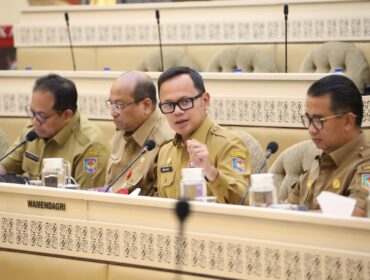  Wakil Menteri Dalam Negeri (Wamendagri) Bima Arya Sugiarto saat mengikuti rapat kerja bersama komisi II DPR RI. (Foto : Puspen Kemendagri)