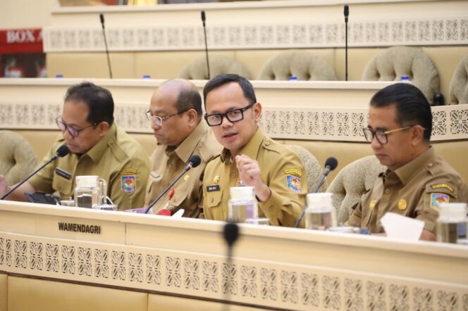 
Wakil Menteri Dalam Negeri (Wamendagri) Bima Arya Sugiarto saat mengikuti rapat kerja bersama komisi II DPR RI. (Foto : Puspen Kemendagri)
