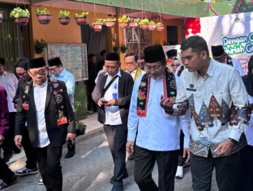 Menteri Agama (Menag) RI, Nasaruddin Umar melakukan kunjungan kerja meninjau pelaksanaan Program Makan Bergizi Gratis. (Foto : Humas Kemenag)