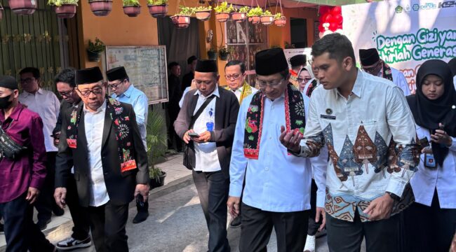 Menteri Agama (Menag) RI, Nasaruddin Umar melakukan kunjungan kerja meninjau pelaksanaan Program Makan Bergizi Gratis. (Foto : Humas Kemenag)