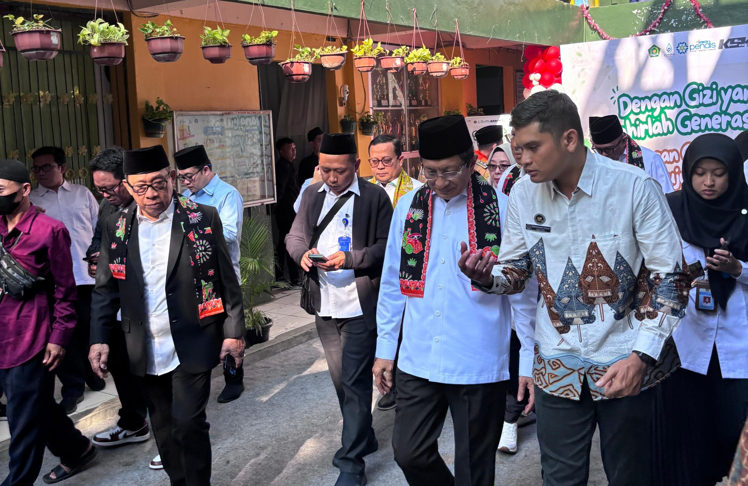 Menteri Agama (Menag) RI, Nasaruddin Umar melakukan kunjungan kerja meninjau pelaksanaan Program Makan Bergizi Gratis. (Foto : Humas Kemenag)