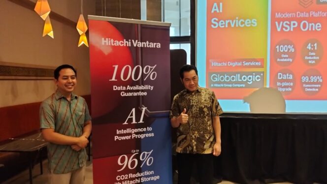 
Country Managing Director, Indonesia, Hitachi Vantara Ming Sunadi (kanan) bersama  Enterprise Solutions Consultant Lead Hitachi Vantara Sony Chahyadi  (Foto: Sirhan/Jejaknarasi.id)